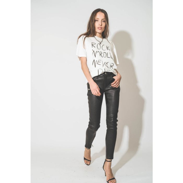 Pantalon skinny en cuir noir avec des zips aux poches et bas de jambes Remy Anine Bing. Porté avec un tee-shirt blanc Rock.