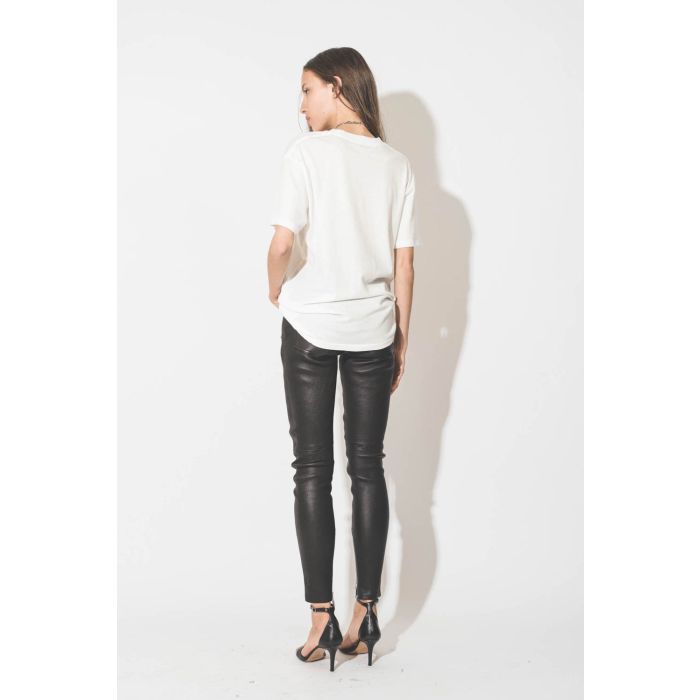Pantalon skinny en cuir noir avec des zips aux poches et bas de jambes Remy Anine Bing. Porté de dos.