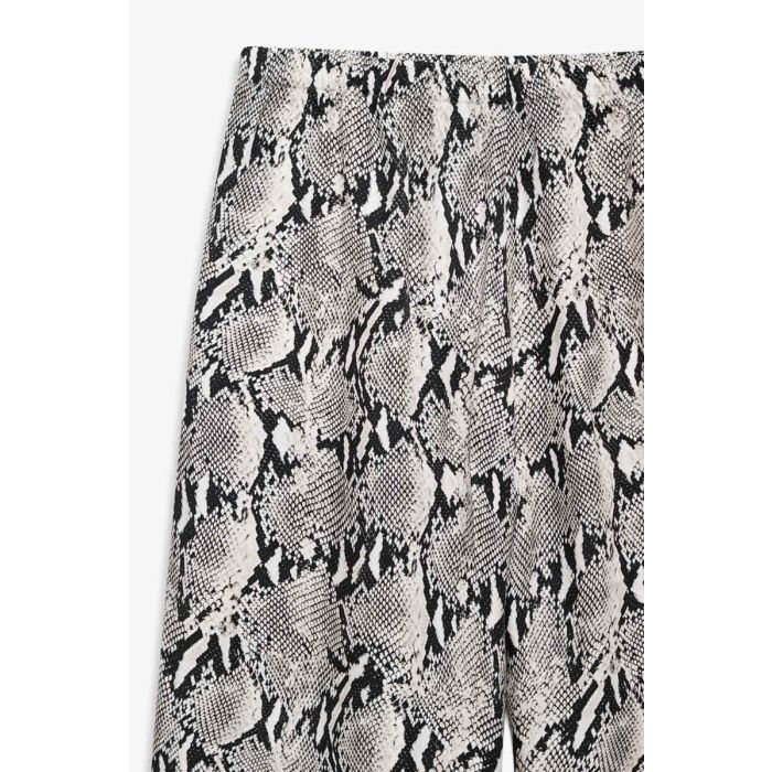 Pantalon large fluide imprimé en python Roslyn Anine Bing. Détail de l'imprimé python.