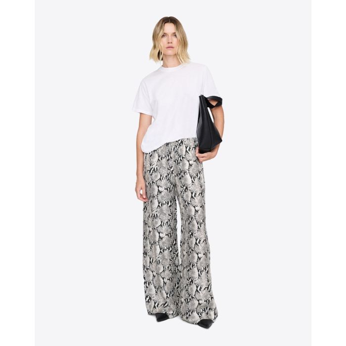 Pantalon large fluide imprimé en python Roslyn Anine Bing, porté de face.