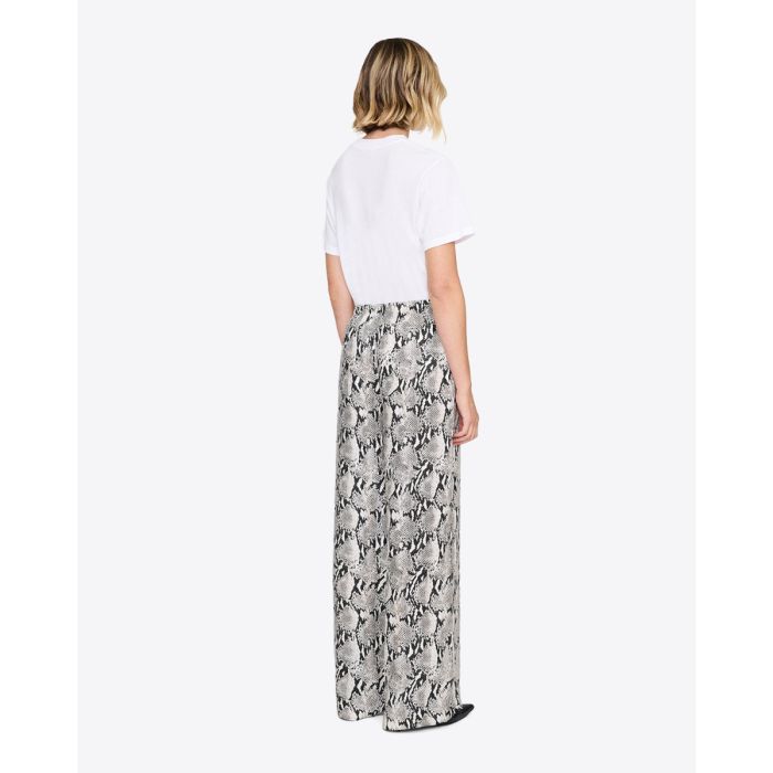 Pantalon large fluide imprimé en python Roslyn Anine Bing, porté de dos.