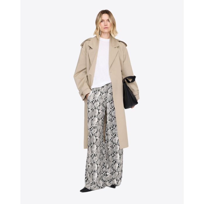 Pantalon large fluide imprimé en python Roslyn Anine Bing, porté de face avec un tee-shirt blanc.