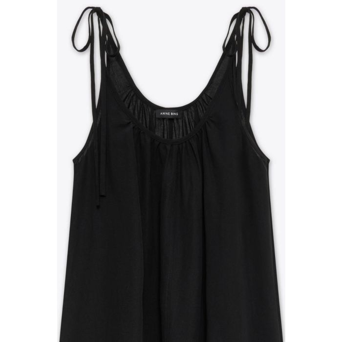 Robe longue évasée Flora Anine Bing en lyocell et lin noir. Détail des fines bretelles à nouer.
