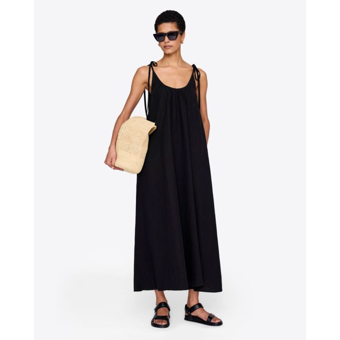 Robe longue évasée Flora Anine Bing en lyocell et lin noir, portée de face.