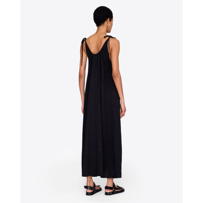 Robe longue évasée Flora Anine Bing en lyocell et lin noir, portée de dos.