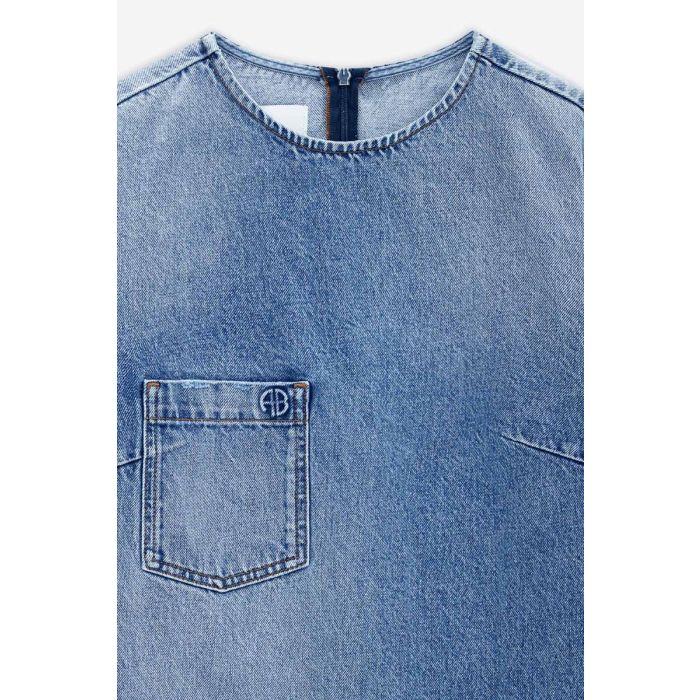 Mini-robe manches courtes Tulah Anine Bing en denim bleu ciel délavage Tidal. Détails de l'encolure et de la poche plaquée poitrine.