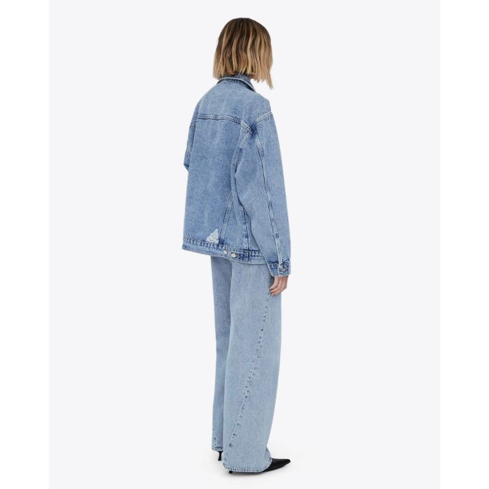 Veste Rory Anine Bing en denim bleu clair « Vintage Blue », portée de dos.