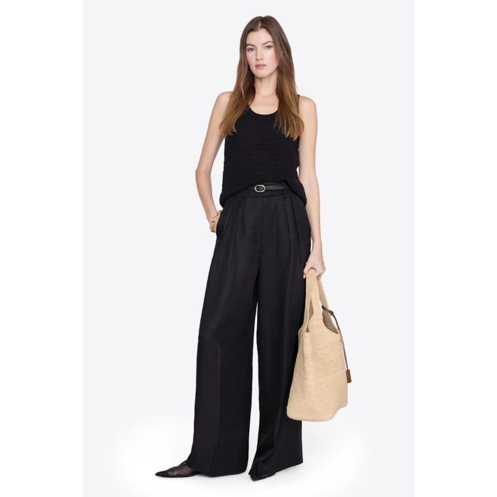 Sac cabas Lili Tote Anine Bing en raphia naturel porté main de profil.