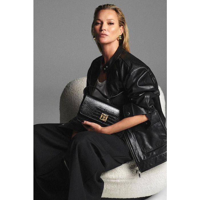 Sac Elly Kate Moss Anine Bing en cuir croco noir. Porté par Kate Moss