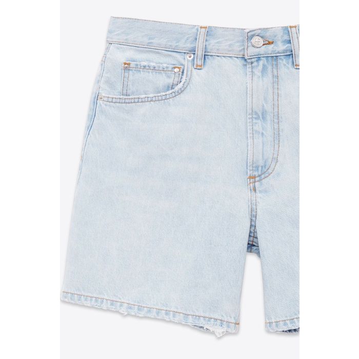 Short Delaney Anine Bing en denim bleu clair délavage « Lucid Blue ». Détail de l'usure volontaire.