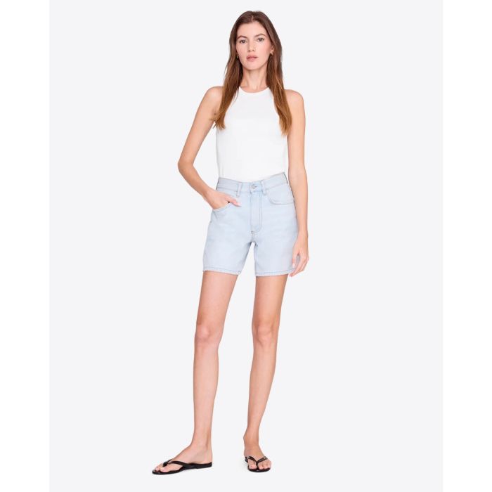 Short Delaney Anine Bing en denim bleu clair délavage « Lucid Blue », porté de face.