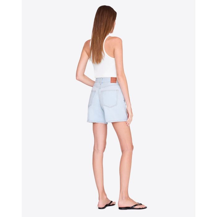 Short Delaney Anine Bing en denim bleu clair délavage « Lucid Blue », porté de dos.