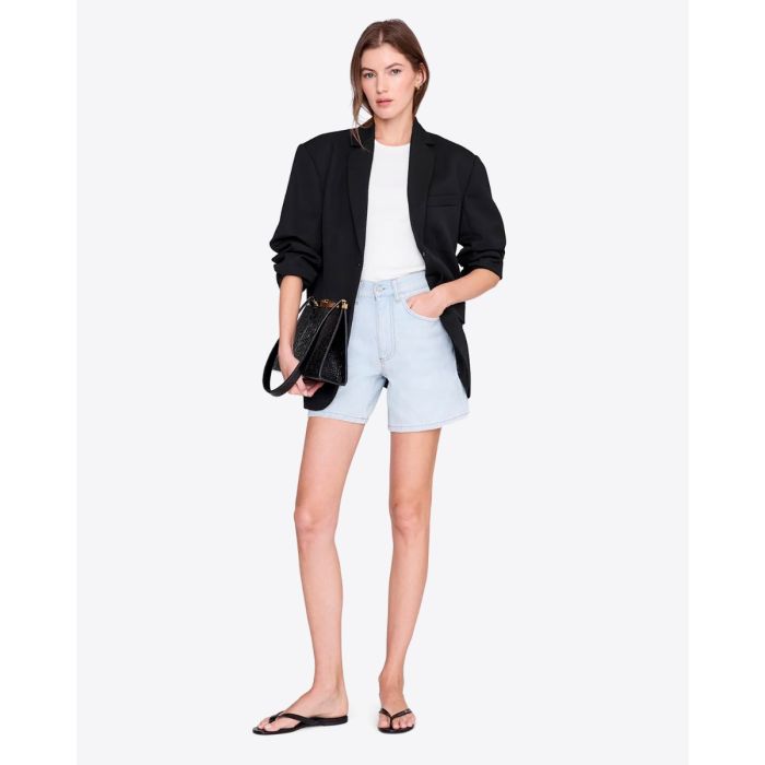 Short Delaney Anine Bing en denim bleu clair délavage « Lucid Blue », porté avec une veste noire.