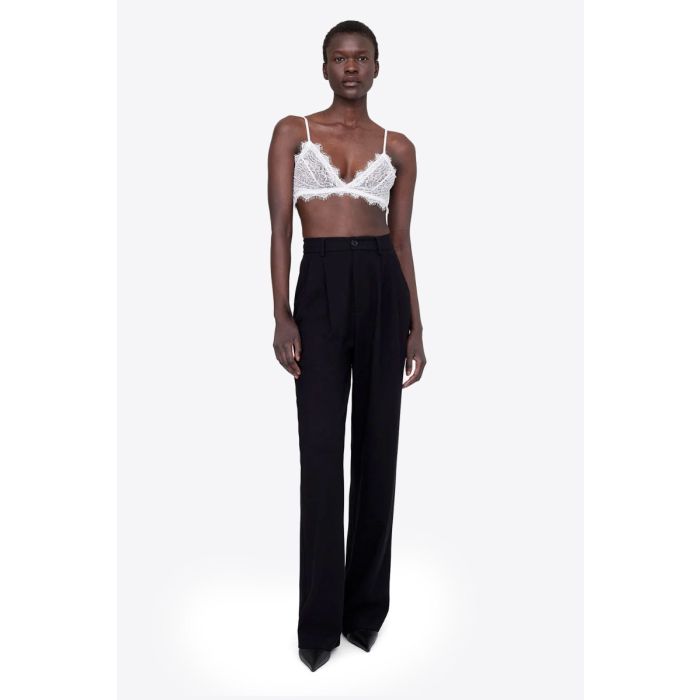 Soutien-gorge triangle en dentelle ivoire Anine Bing. Porté face.