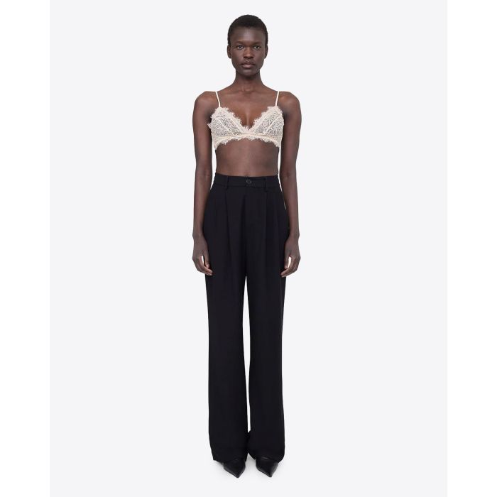 Soutien-gorge Lace en dentelle Anine Bing. Vue Face. Porté avec un pantalon noir. 