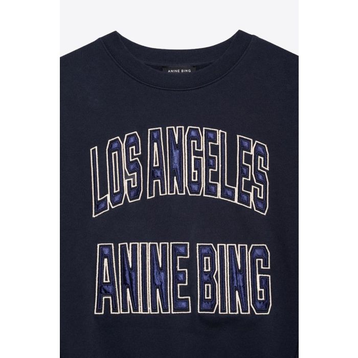 Sweatshirt Harry Shrunken Anine Bing en coton noir délavé, logo Los Angeles Anine Bing en satin bleu. Détail du logo.