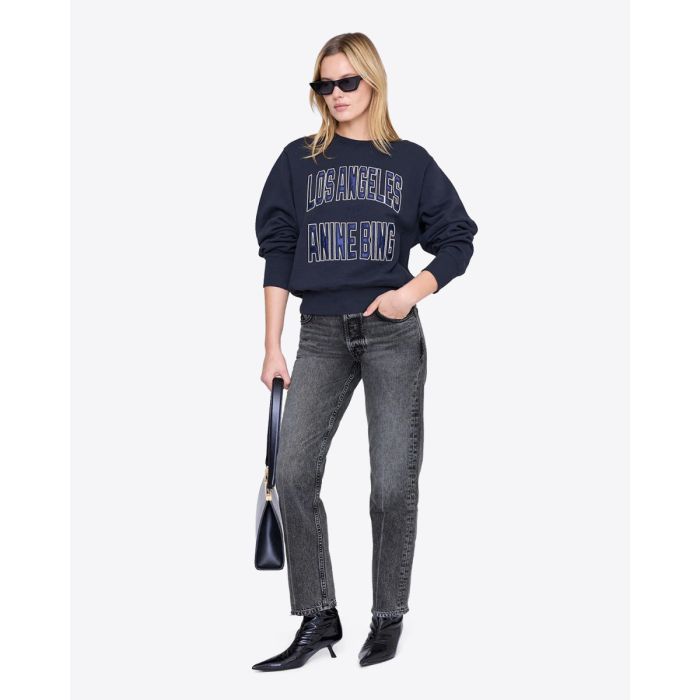 Sweatshirt Harry Shrunken Anine Bing en coton noir délavé, logo Los Angeles Anine Bing en satin bleu, porté de face.