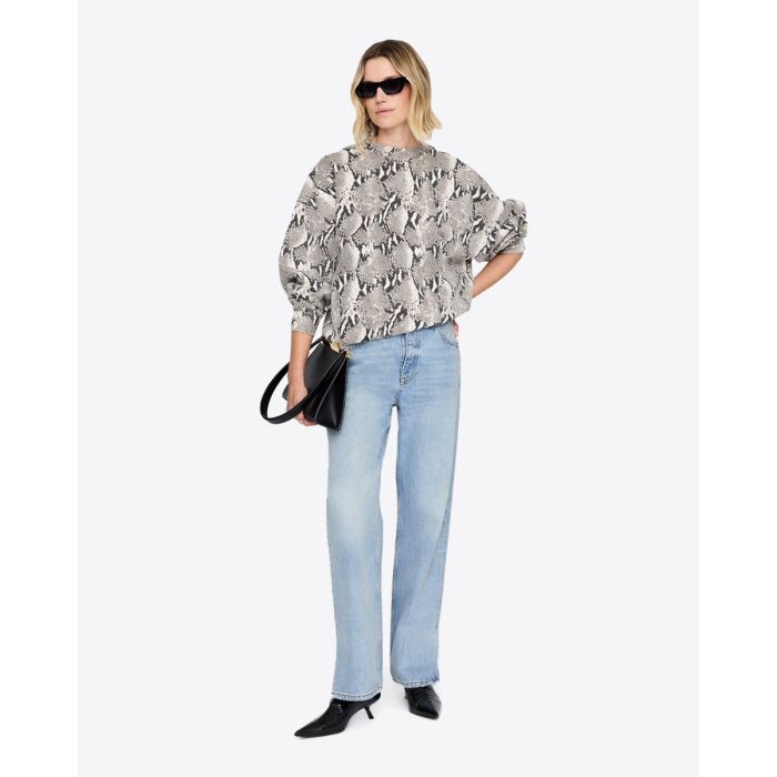 Sweatshirt Miles Anine Bing en coton imprimé python, porté avec un jean bleu clair Anine Bing.