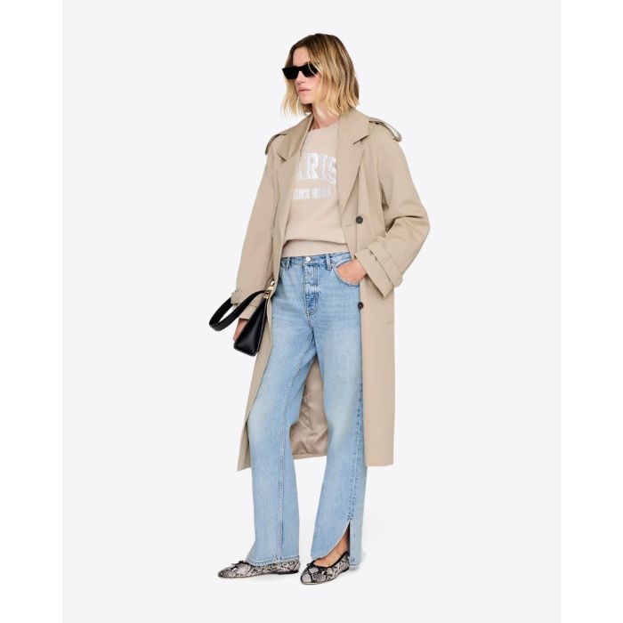 Sweatshirt Harry Shrunken Anine Bing en coton beige logo Paris, porté avec un trench beige.