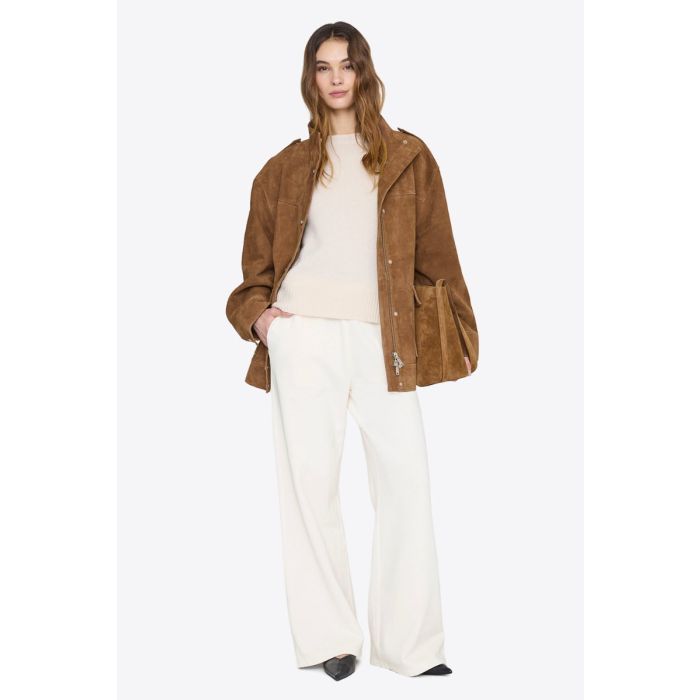 Pantalon de jogging large Kacey Anine Bing en coton crème, porté de face avec une veste en daim camel.