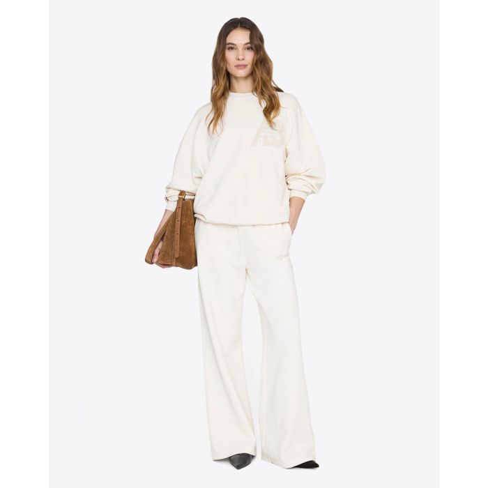 Pantalon de jogging large Kacey Anine Bing en coton crème, porté de face avec un sweat-shirt assorti.