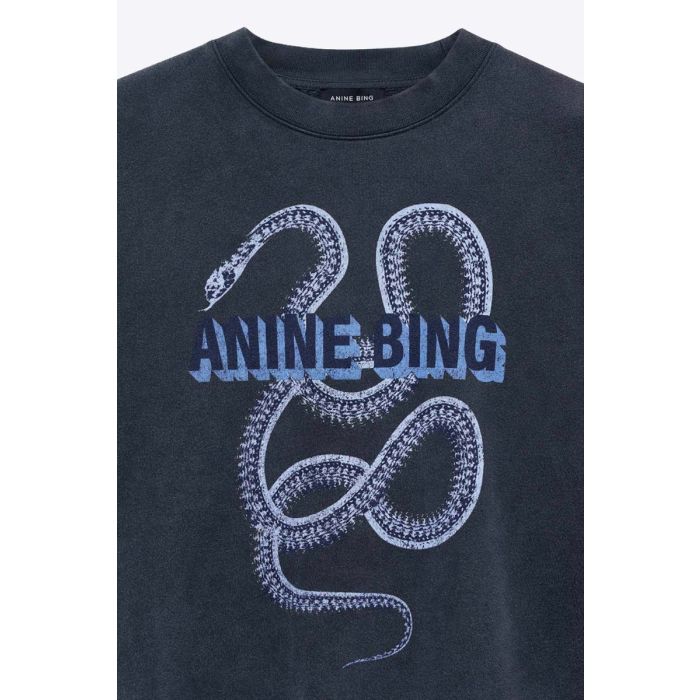 Sweatshirt Harvey Crew Snake Anine Bing en coton noir délavé, sérigraphie de serpent et logo " Anine Bing ". Détail de la sérigraphie bleu ciel.