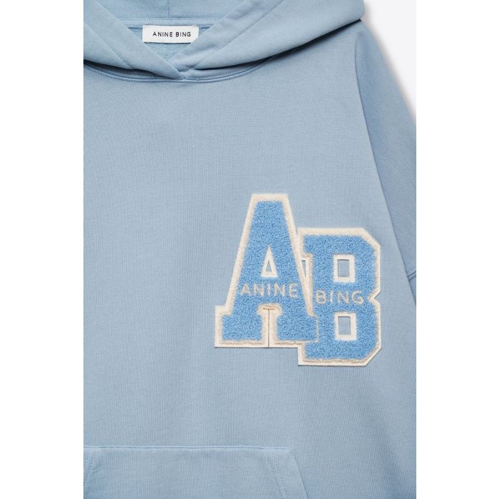 Sweat-shirt à capuche Harvey Letterman Anine Bing en coton bleu clair. Détail du logo « AB » en chenille ton sur ton vue de face.