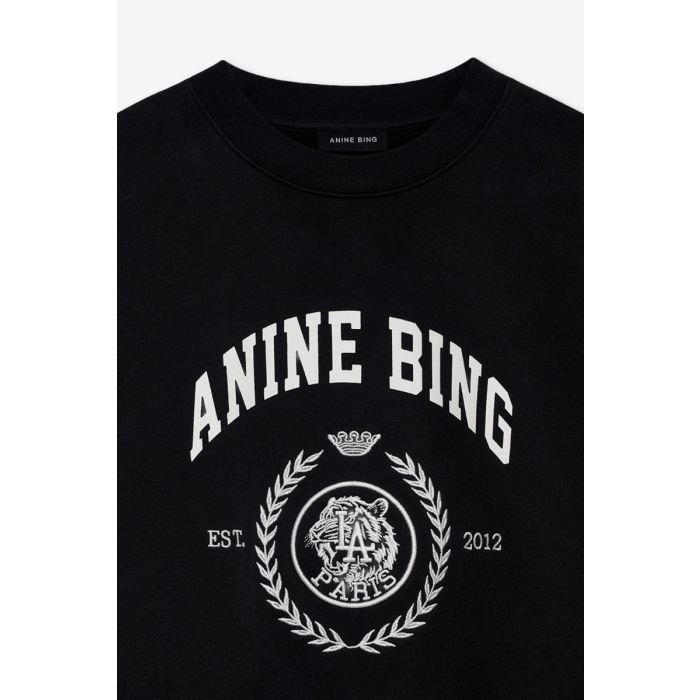 Sweatshirt Miles Collegiate Anine Bing en coton vintage black, sérigraphie blanche brodée collège sur le devant. Détail du logo « ANINE BING ».