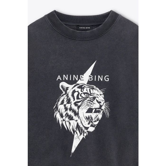 Sweat-shirt Miles Tiger Anine Bing en coton noir délavé avec une sérigraphie blanche tigre et logo « Anine Bing ». Détail de l'encolure détendue bord-côtes.
