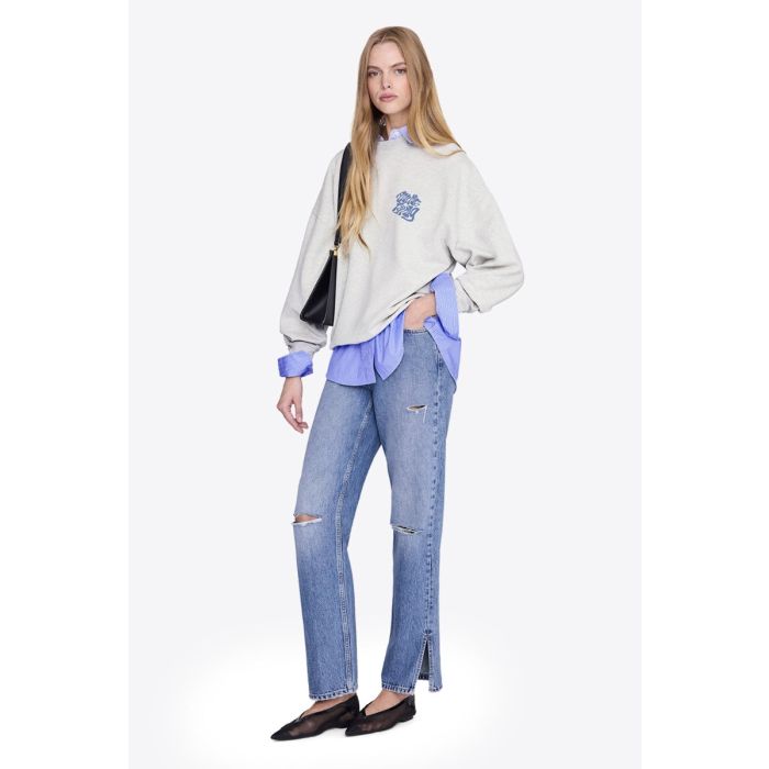 Sweat-shirt Miles Wave Anine Bing en coton gris clair chiné sérigraphie bleue porté de face.