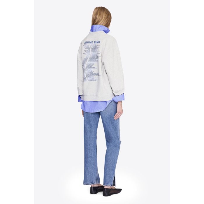 Sweat-shirt Miles Wave Anine Bing en coton gris clair chiné sérigraphie bleue porté de dos.