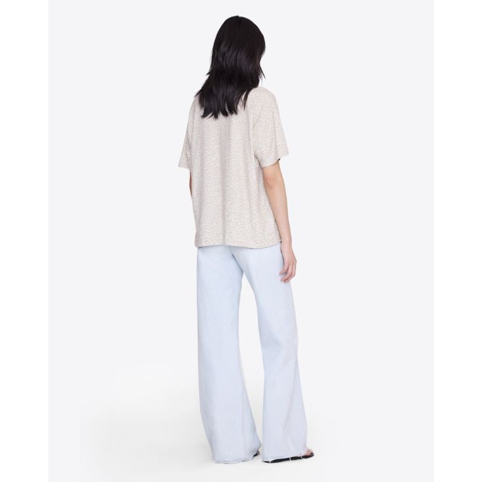 T-shirt Cade Anine Bing en coton léopard crème logo blanc « ANINE BING » devant, porté de dos.