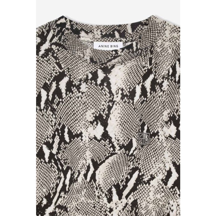 T-shirt Avi Anine Bing en coton imprimé Python. Détail de l'imprimé Python et du logo brodé en gris AB.