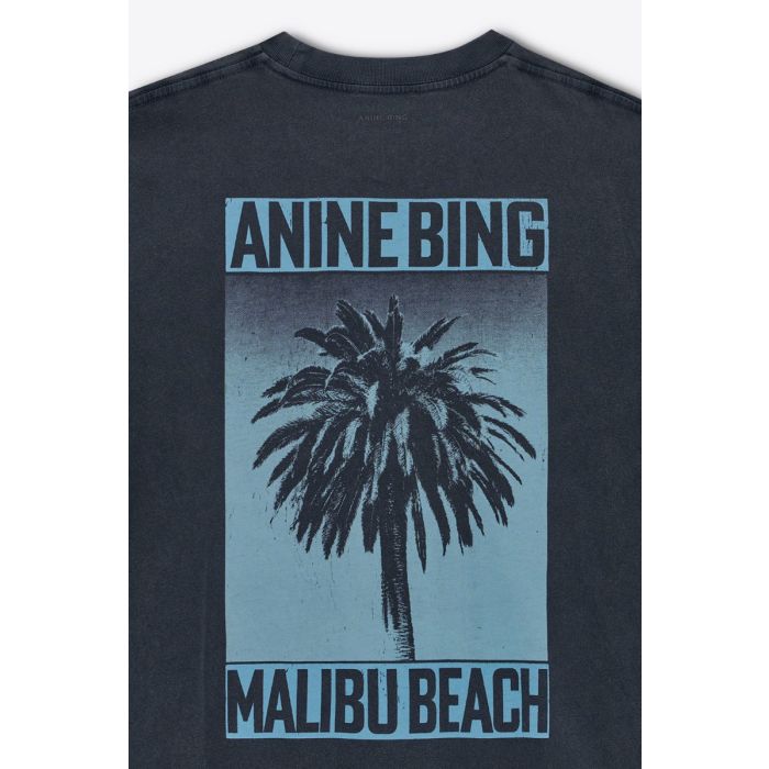 Tee-shirt Cade Palm Anine Bing en coton noir délavé. Détail de la sérigraphie bleue palmier « ANINE BING MALIBU BEACH » dans le dos.