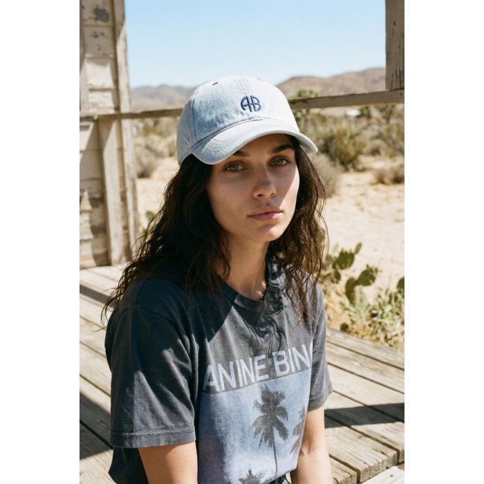 T-shirt Cade Palms Anine Bing en coton gris délavé et bleu, porté de face avec une casquette Anine Bing.