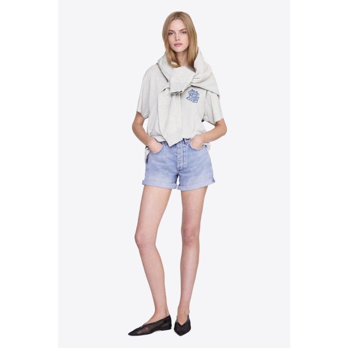Tee-shirt Cade Wave Anine Bing en jersey gris clair chiné et logo stylisé Anine Bing bleu sur le poitrine porté de face.