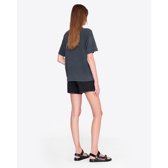 T-shirt manches courtes Cade Palms Anine Bing en jersey de coton fluide noir délavé sérigraphie avec les palmiers mythique de Los Angeles fond bleu et logo ANINE BING, porté de dos avec un short.