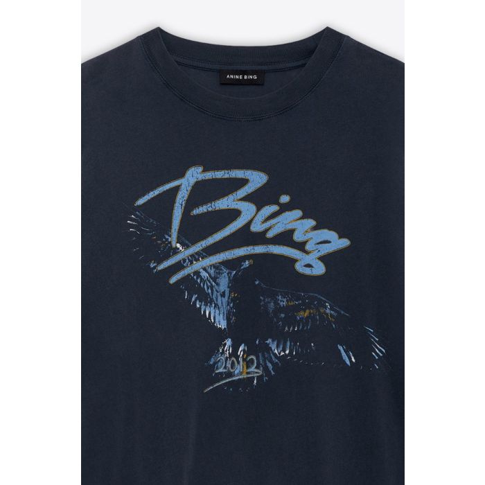 T-shirt manches courtes Kent Eagle Anine Bing en coton noir délavé, sérigraphie aigle et logo « Bing » bleu. Détail de la sérigraphie volontairement usée.
