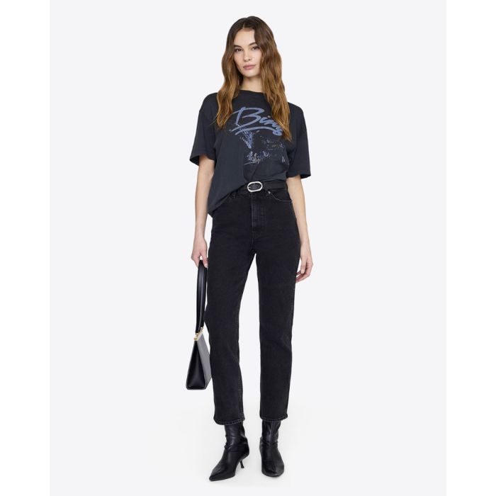 T-shirt manches courtes Kent Eagle Anine Bing en coton noir délavé, sérigraphie aigle et logo « Bing » bleu, porté de face avec un jean taille haute noir Anine Bing.