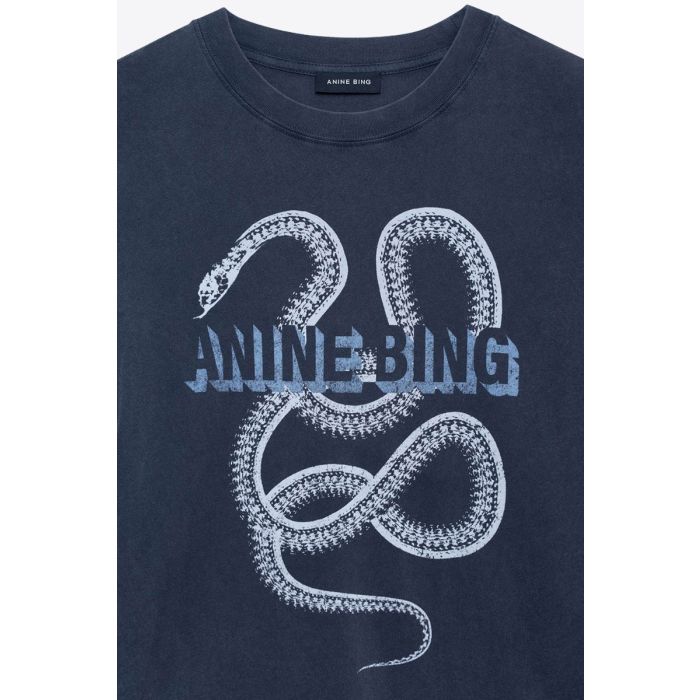 T-shirt Lili Snake Anine Bing en coton noir délavé, sérigraphie de serpent et logo " Anine Bing ". Détail de la sérigraphie blanche et bleu ciel.