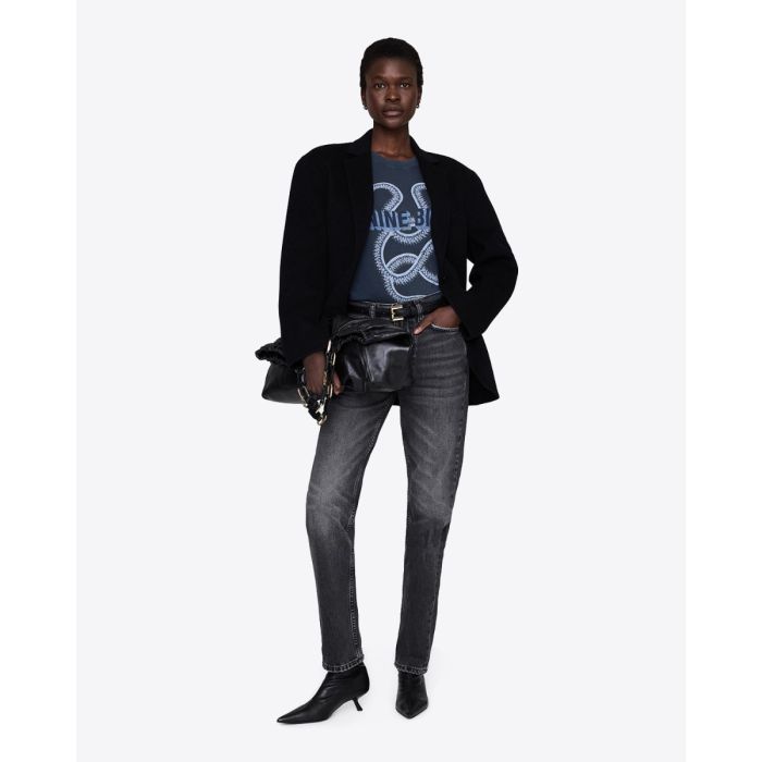T-shirt Lili Snake Anine Bing en coton noir délavé, sérigraphie de serpent et logo " Anine Bing ", porté de face avec un blazer noir Anine Bing.