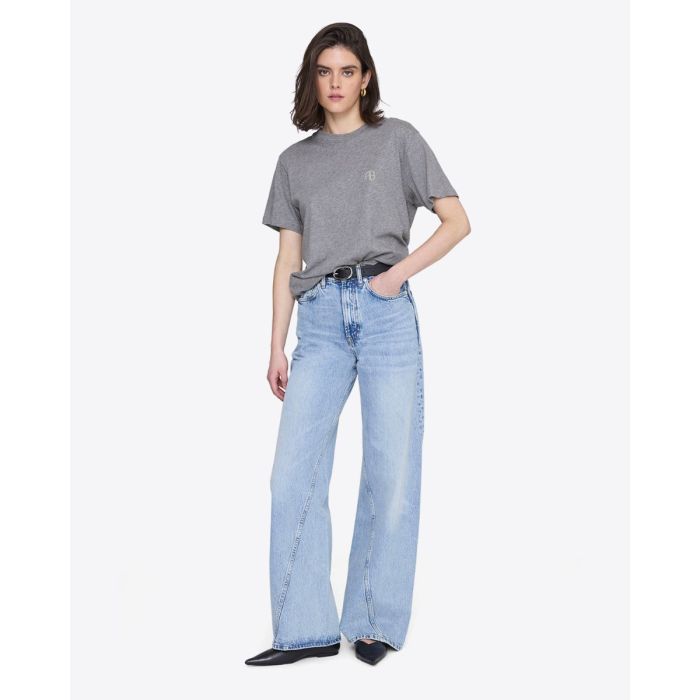 Tee-shirt Wagner Soft Stencil Anine Bing en coton gris, logo AB poitrine, sérigraphie dans le dos, porté avec un jean taille haute.