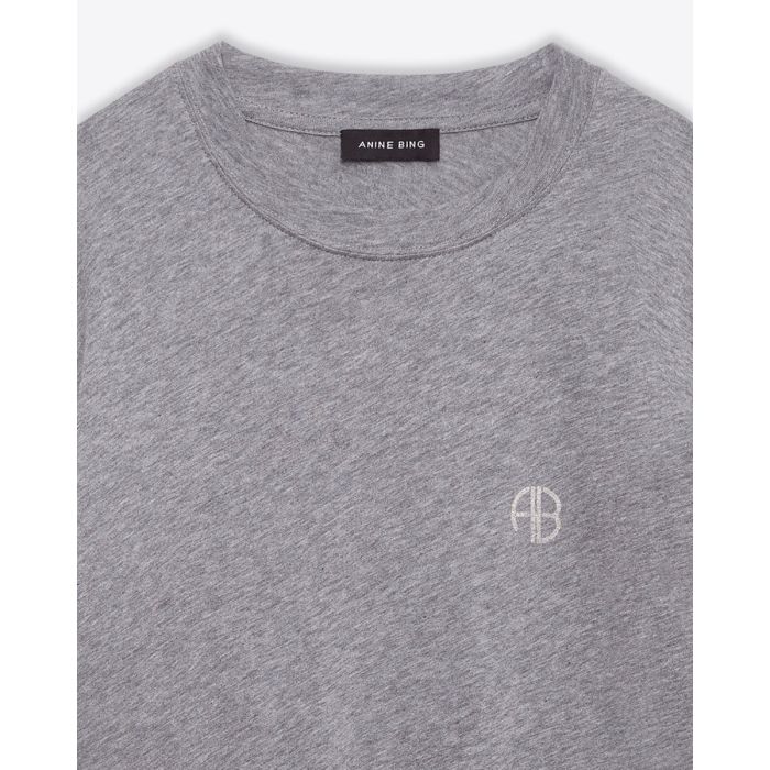 Tee-shirt Wagner Soft Stencil Anine Bing en coton gris, logo AB brodé poitrine, sérigraphie dans le dos. Détail de la sérigraphie et du col bord-côte.