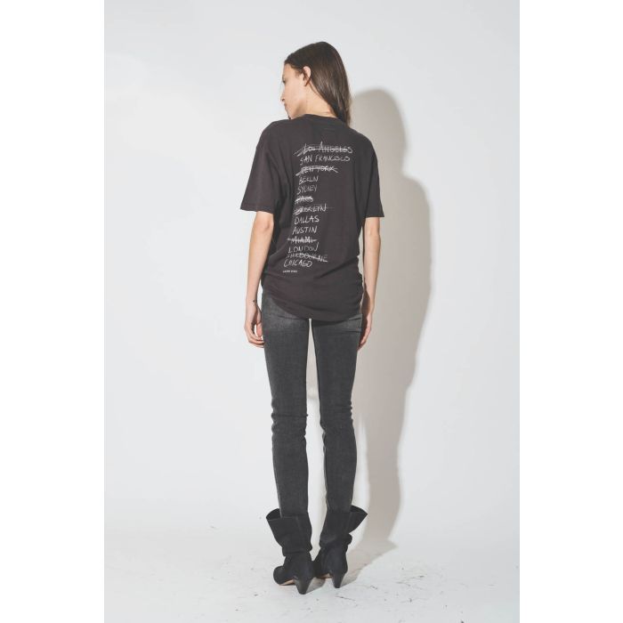 Tee-shirt manches courte noir délavé imprimé logo Anine Bing Los Angeles devant Walker Doodle Anine Bing. Détail du dos avec le nom des pays où se trouvent les boutiques Anine Bing. 