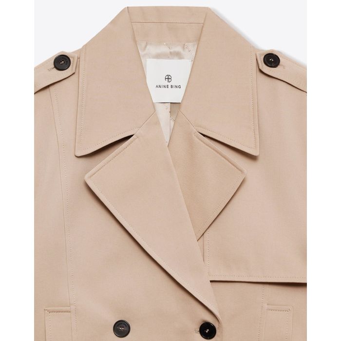 Trench court en toile beige Greer Anine Bing. Détail du col et de la doublure ton sur ton logo Anine Bing.