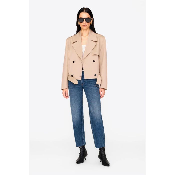 Trench court en toile beige Greer Anine Bing. Porté de face ouvert.