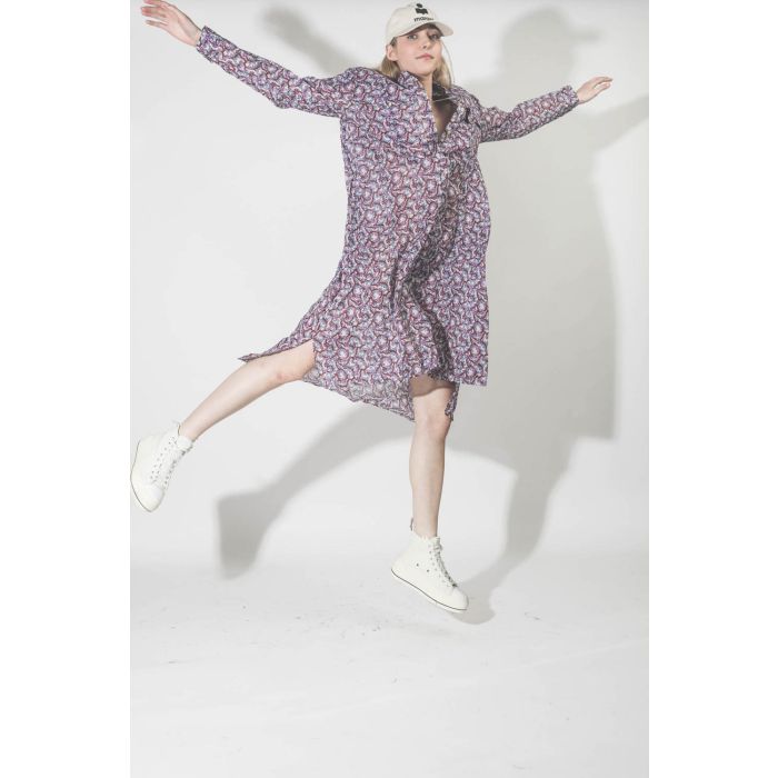 Casquette en toile écru Logo Marant noir Tyrony Isabel Marant Etoile. Porté avec une robe à fleurs.
