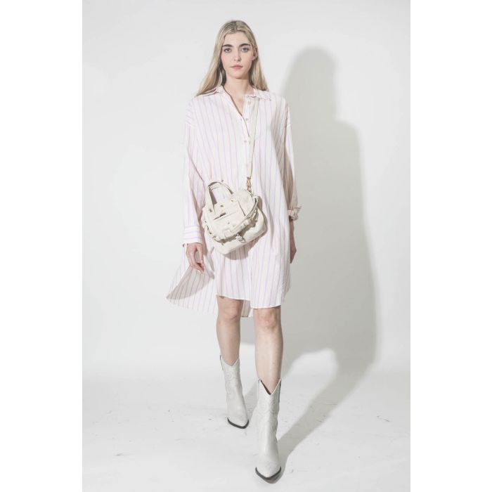 Mini sac bandoulière en cuir grainé crème Billy Nano Jérôme Dreyfuss. Porté face.