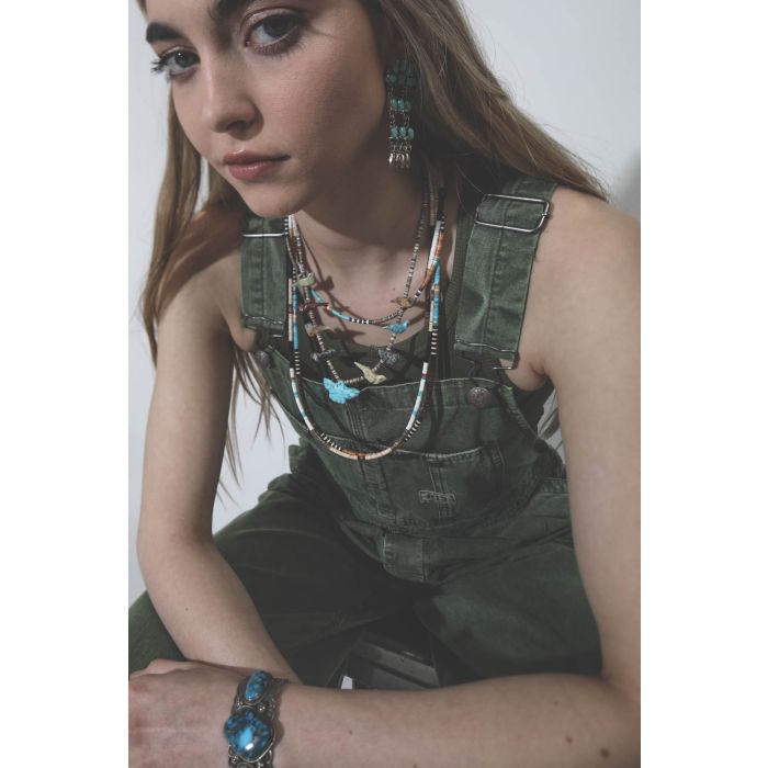 Boucles d'oreilles en argent et turquoises Harpo Paris. Porté droit.
