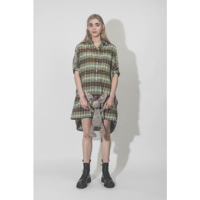 Robe oversized à carreaux verte R13. Porté face. 